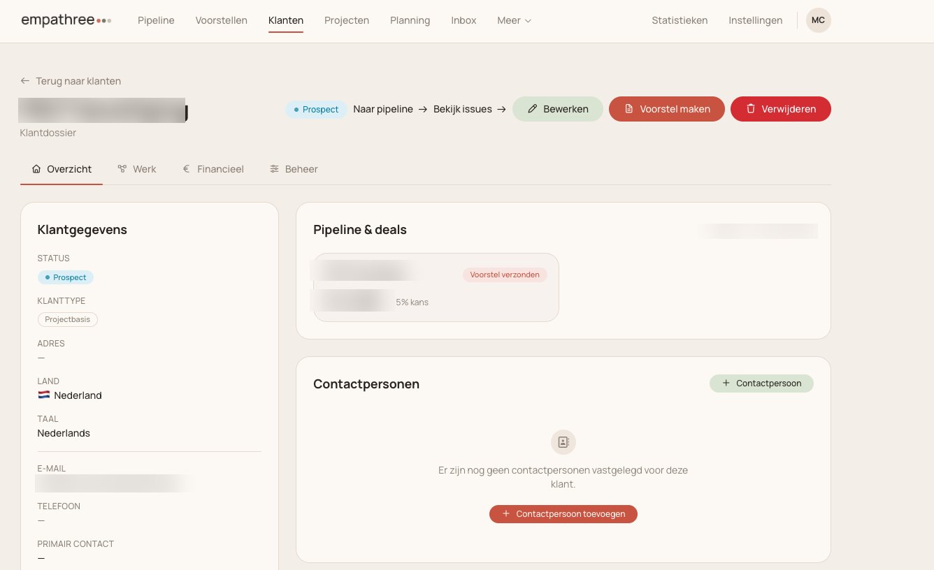 Klantdossier: status, deals, contactpersonen en de koppeling naar werk en financiën.