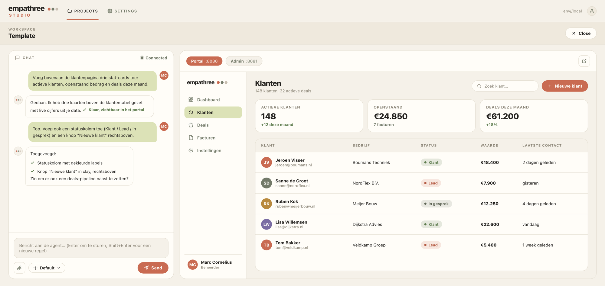 Empathree Studio: links een chat met de agent, rechts een live klanten-CRM met stat-cards en klantenlijst